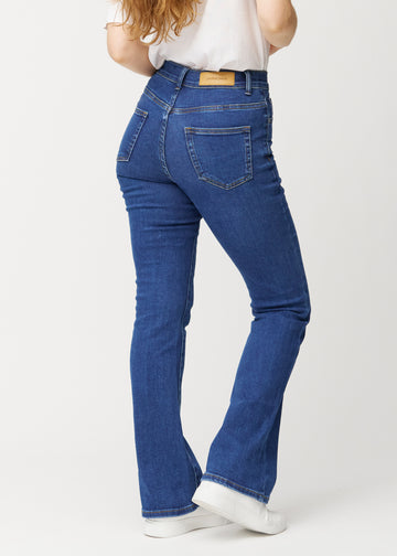 Mørkeblå mid-rise bootcut jeans i denimfarven Oceans set bagfra, så man kan se hele produktet.