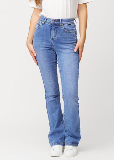 Blå mid-rise bootcut jeans i denimfarven Rivers, modelnavn Ravens, som sidder tæt fra hofte til lår og har et let svaj forneden, set forfra.