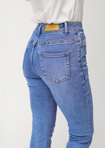 Blå mid-rise bootcut jeans i denimfarven Rivers set bagfra tæt på for at vise detaljer.