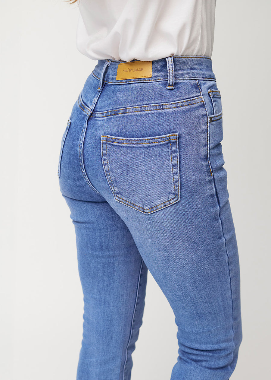 Blå mid-rise bootcut jeans i denimfarven Rivers set bagfra tæt på for at vise detaljer.