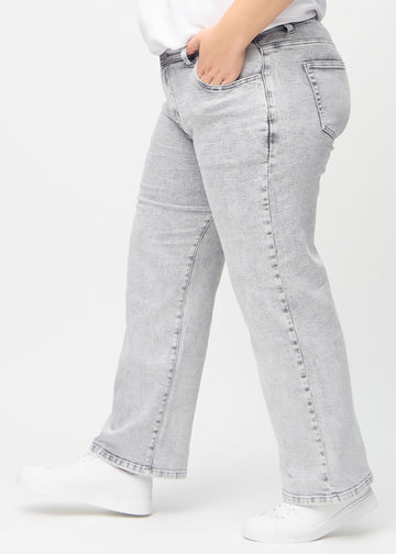 Loose jeans for women in light grey, color Ashes. Side view on a plus-size model, showing the loose fit.