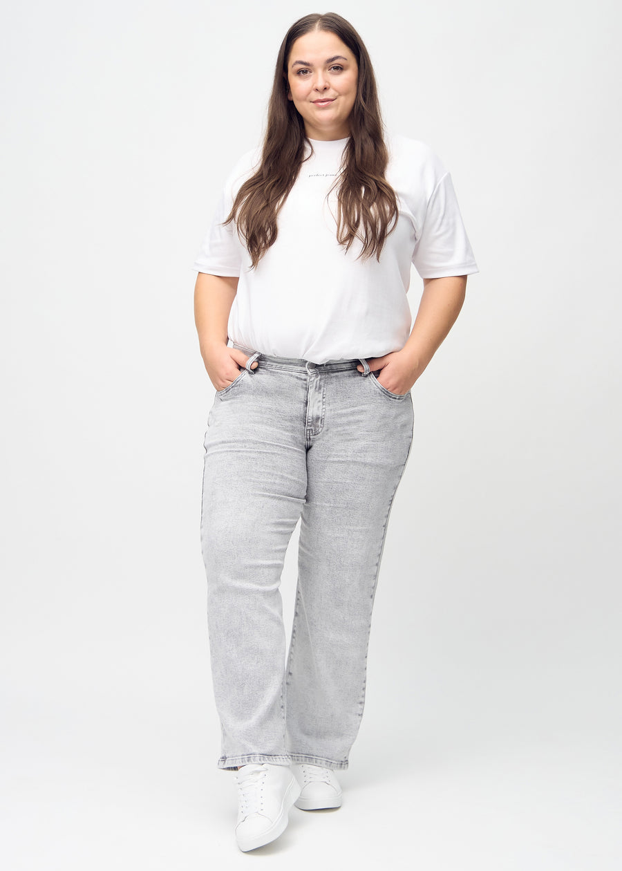 Loose jeans for women in light grey, color Ashes. Full-length view of a plus-size model wearing the loose-fit jeans.