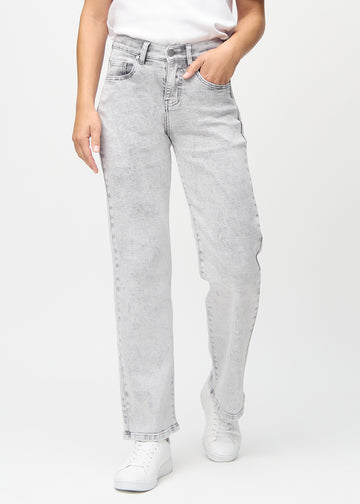 Loose jeans for women in light grey, color Ashes. Front view on a model, showing the roomy, wide-leg fit.