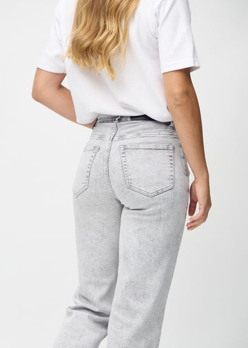 Loose jeans for women in light grey, color Ashes. Close-up from behind on a model, showing the fit and details.