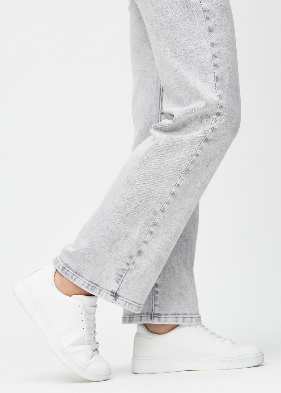 Loose jeans for women in light grey, color Ashes. Close-up at the ankles on a model, showing the wide leg openings.