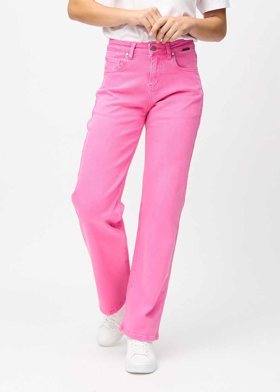 Loose jeans for women in light pink, color Flamingos. Front view on a model, showing the roomy, wide-leg fit.