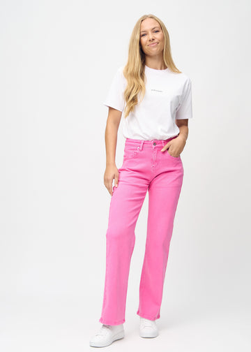 Loose jeans for women in light pink, color Flamingos. Full-length view of a model wearing the loose-fit jeans.