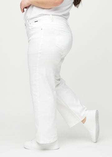 Loose jeans for women in white, color Marguerites. Side view on a plus-size model, showing the loose fit.
