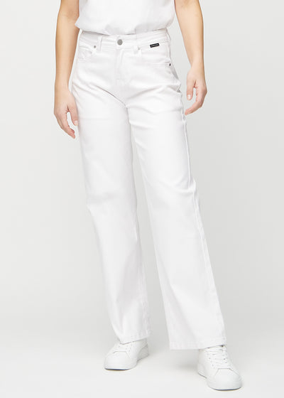 Loose jeans for women in white, color Marguerites. Front view on a model, showing the roomy, wide-leg fit.
