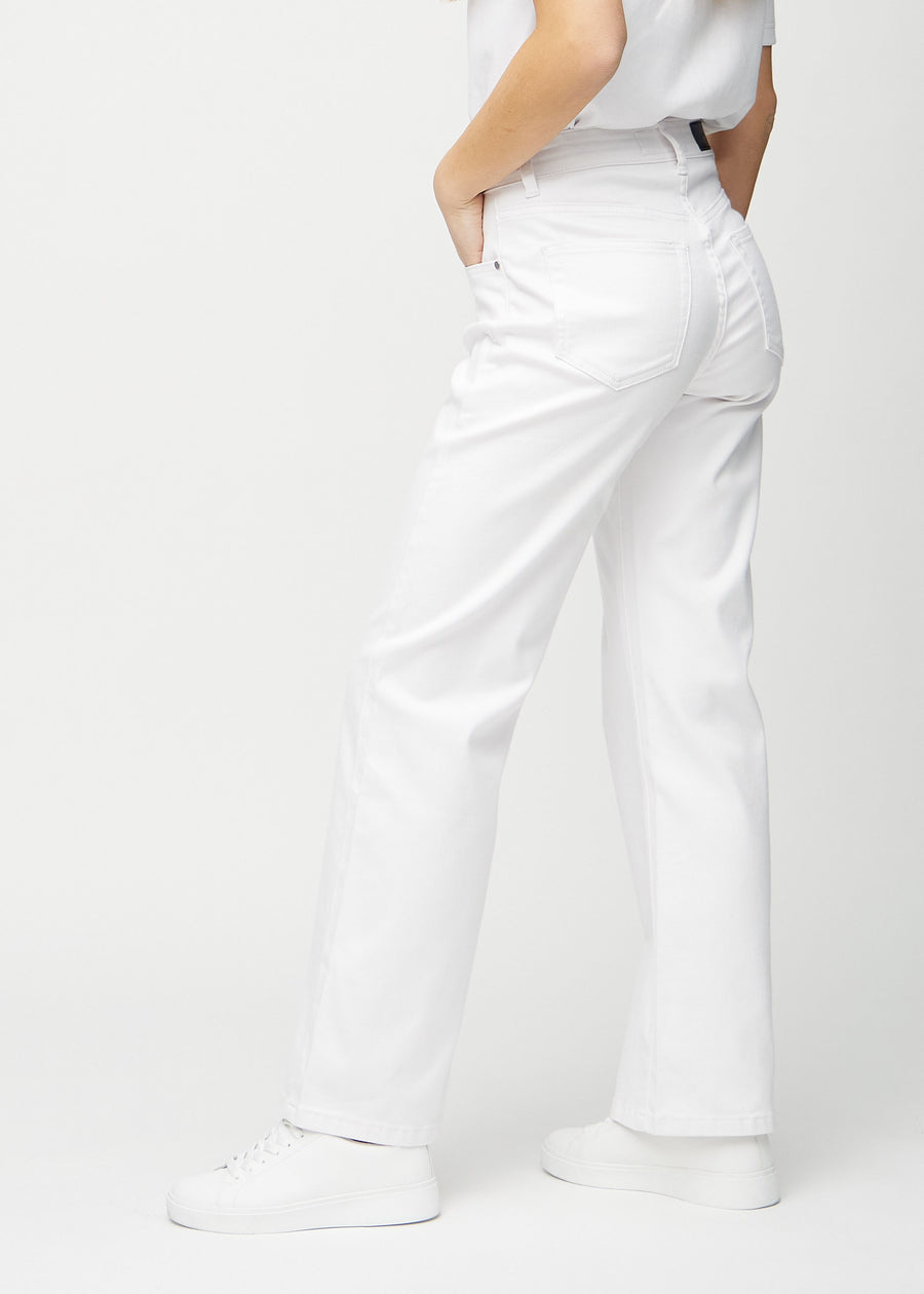 Loose jeans for women in white, color Marguerites. Side view on a model, showing the loose fit.