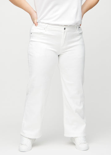 Loose jeans for women in white, color Marguerites. Front view on a plus-size model, showing the roomy, wide-leg fit.