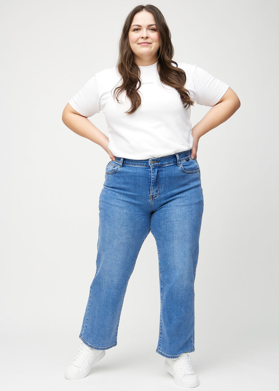 Loose jeans for women in blue, color Rivers. Full-length view of a plus-size model wearing the loose-fit jeans.