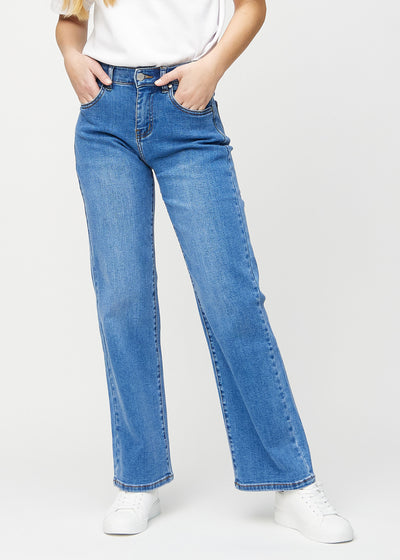 Loose jeans for women in blue, color Rivers. Front view on a model, showing the roomy, wide-leg fit.