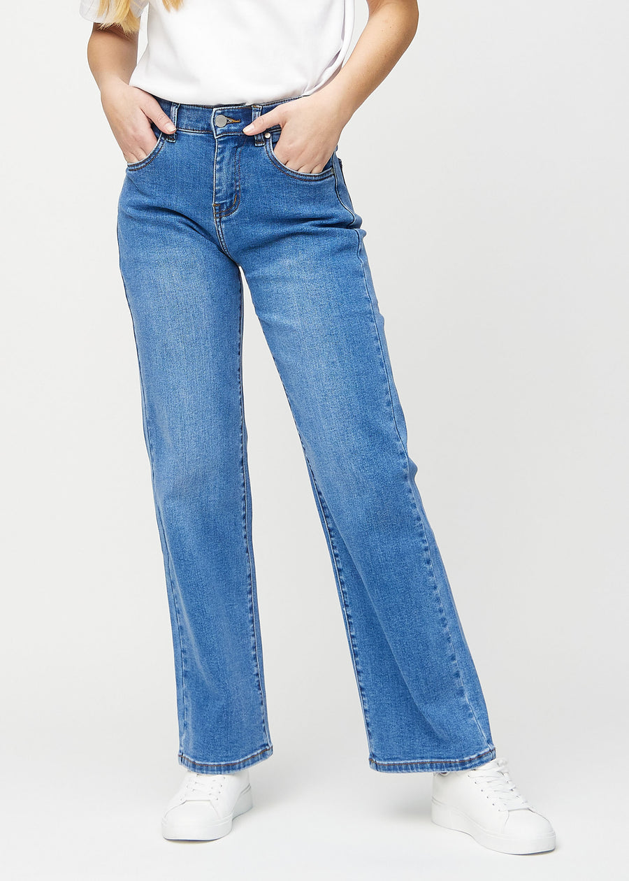 Loose jeans for women in blue, color Rivers. Front view on a model, showing the roomy, wide-leg fit.