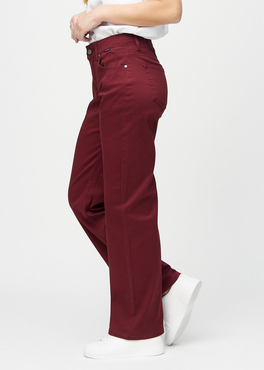Loose jeans for women in dark red, color Santas. Side view on a model, showing the loose fit.