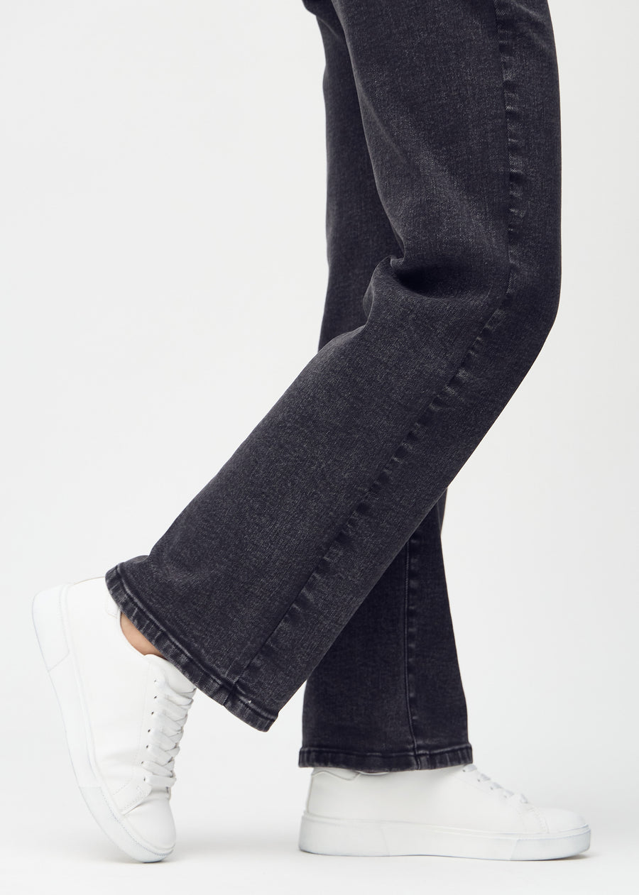 The ankles of a model, so you can see how loosely the jeans fit.