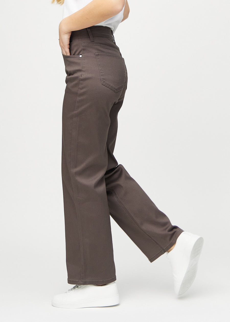 Loose jeans for women in grey-brown, color Thunders. Side view on a model, showing the loose fit.