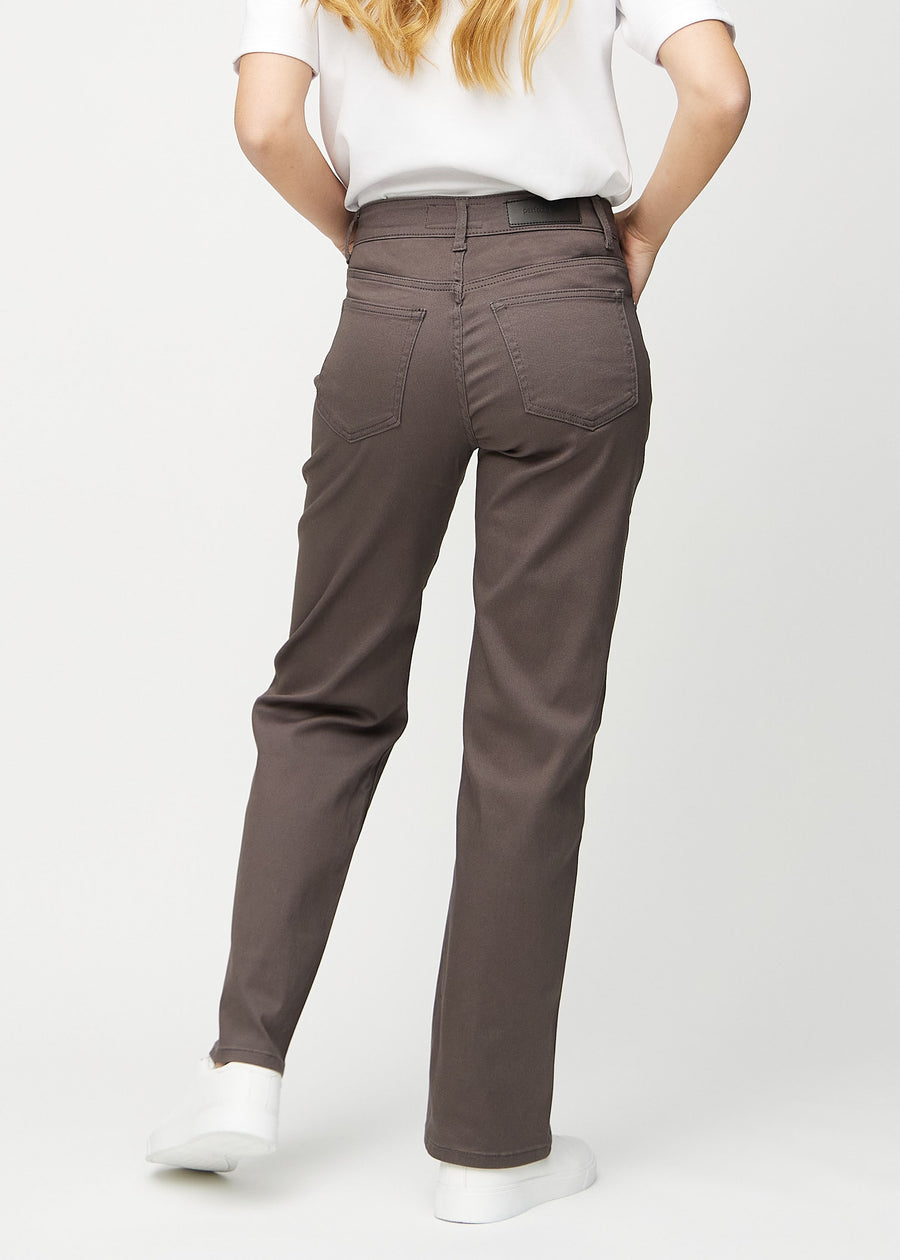 Loose jeans for women in grey-brown, color Thunders. Back view on a model, showing the overall relaxed fit.