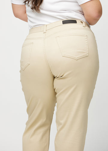Regular jeans for women in beige, color Gazelles. Close-up from behind on a plus-size model, showing fit and details.