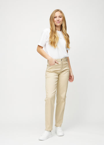Regular jeans for women in beige, color Gazelles. Full-length view of a model wearing the jeans.