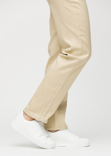 Regular jeans for women in beige, color Gazelles. Close-up at the ankles on a model, showing the straight leg openings.
