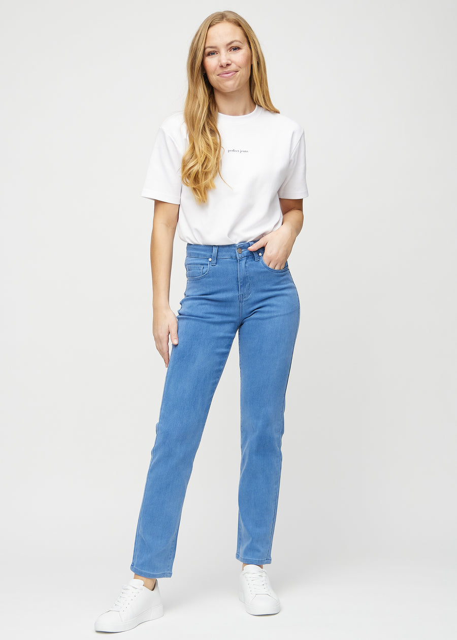 Regular jeans for women in blue, color Geraniums. Full-length view of a model wearing the jeans.