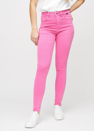 Skinny jeans for women in light pink, color Flamingos. Front view on a model, showing the close fit through the legs.
