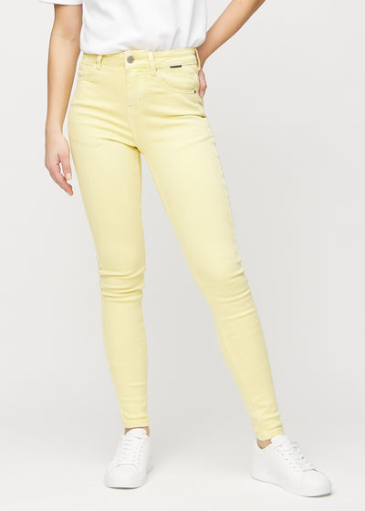 Light yellow skinny jeans, model name Lemonades, fitting close to the leg, front view.