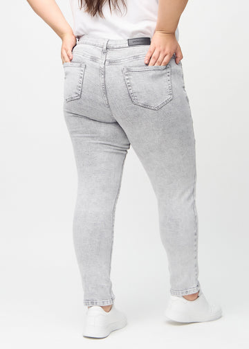 Slim jeans for women in light grey, color Ashes. Back view on a plus-size model, showing the overall fit.
