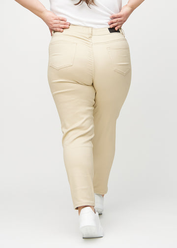 Slim jeans for women in beige, color Gazelles. Back view on a plus-size model, showing the overall fit.