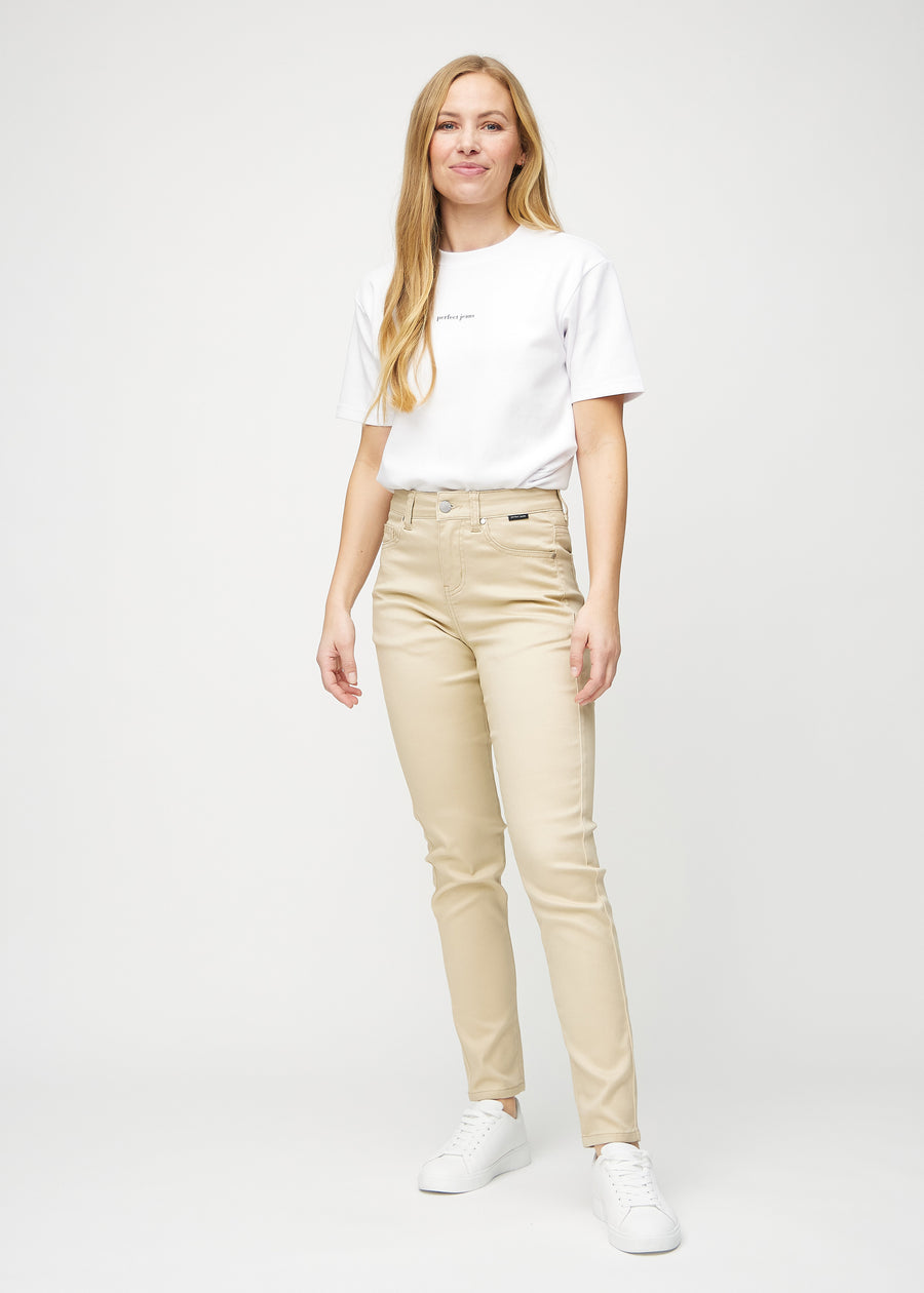 Slim jeans for women in beige, color Gazelles. Full-length view of a model wearing the jeans.