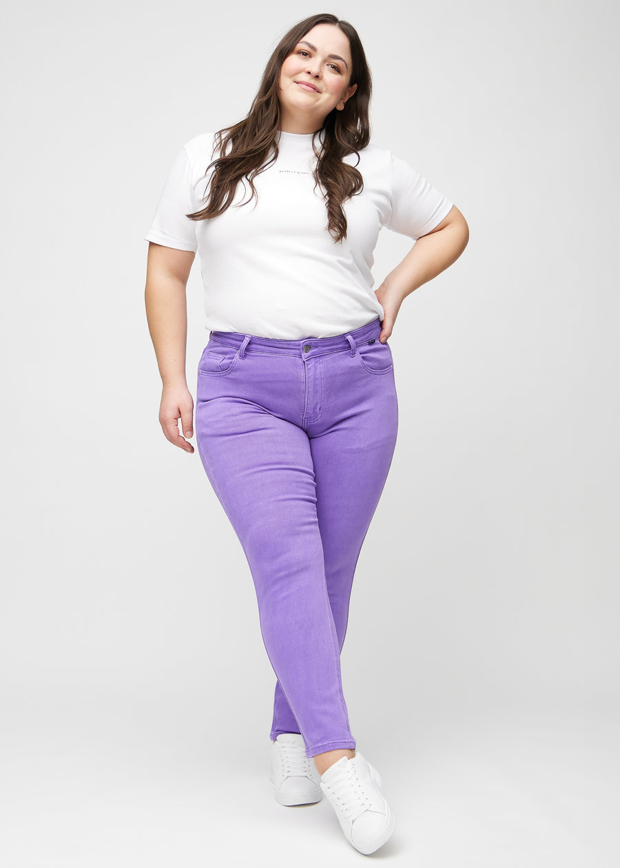 Slim jeans for women in purple, color Lavenders. Full-length view of a plus-size model wearing the jeans.