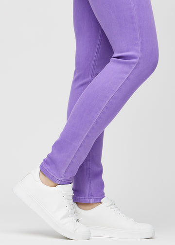 Slim jeans for women in purple, color Lavenders. Close-up at the ankles on a model, showing the fit at the leg openings.