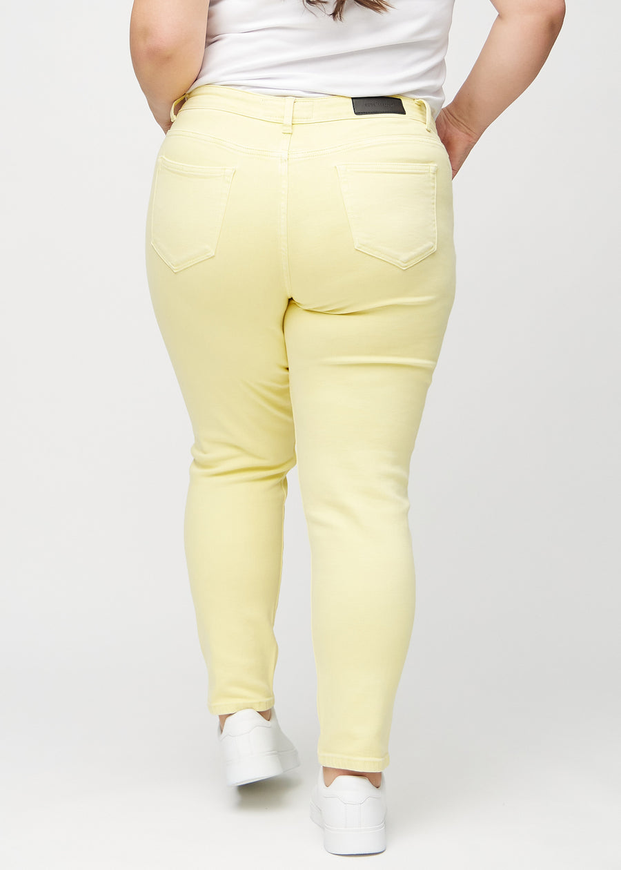 Slim jeans for women in light yellow, color Lemonades. Back view on a plus-size model, showing the overall fit.