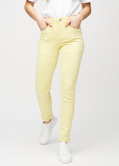 Light yellow slim jeans, model name Lemonades, which fit closely to the leg, though slightly looser at the ankle, seen from the front.