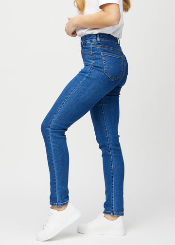 Slim jeans for women in dark blue, color Oceans. Side view on a model.