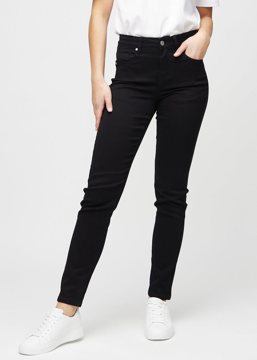 Slim jeans for women in black, color Ravens. Front view on a model, showing a close fit through the leg with a little more room at the ankle.