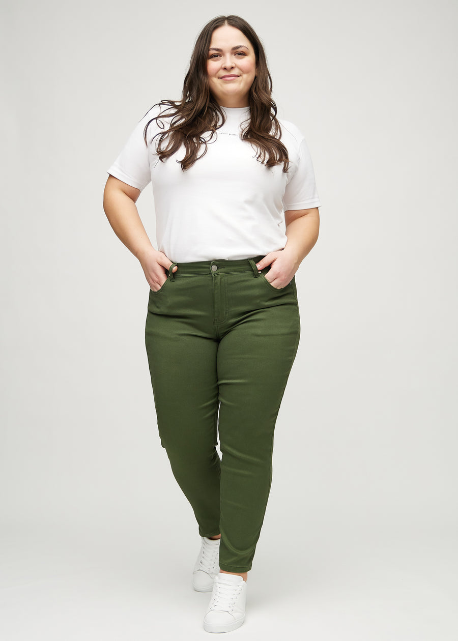 Slim jeans for women in dark green, color Renewals. Full-length view of a plus-size model wearing the jeans.