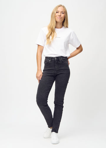Slim jeans for women in dark grey, color Shadows. Full-length view of a model wearing the jeans.