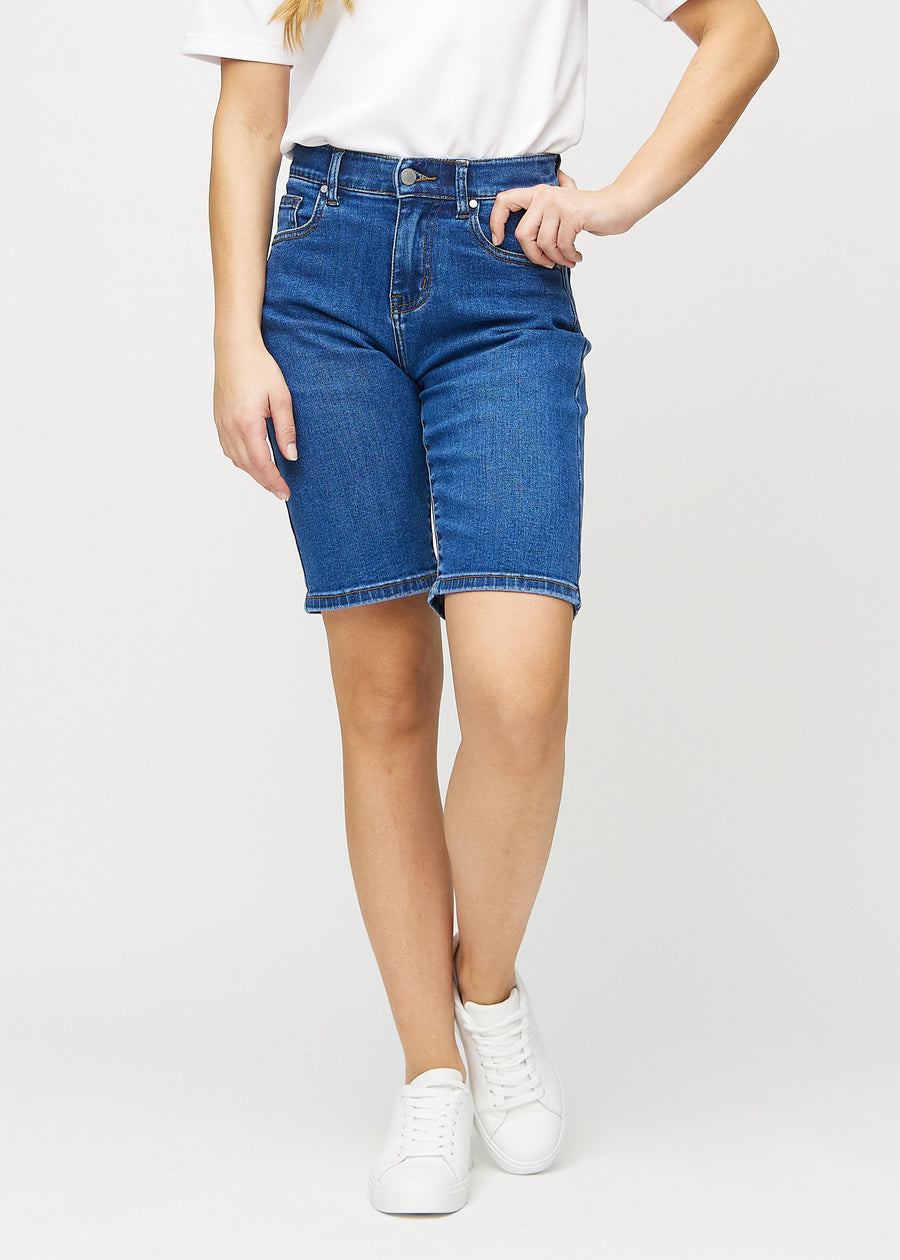 Dark denim regular middle shorts, model name Oceans, which go straight down the leg and end just above the knee, seen from the front.