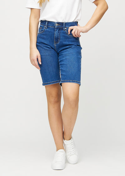 Dark denim regular middle shorts, model name Oceans, which go straight down the leg and end just above the knee, seen from the front.