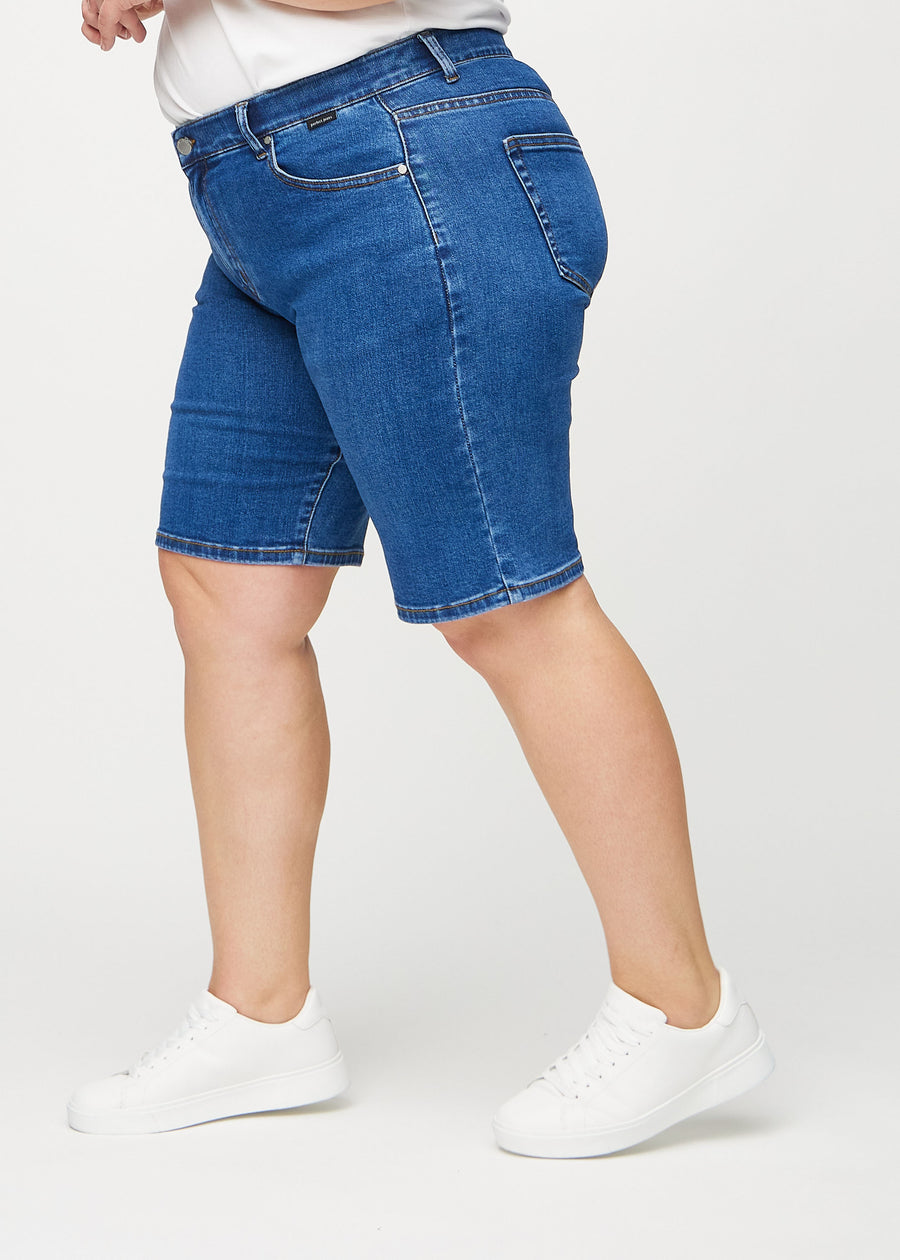 Dark denim regular middle shorts seen from the side on a plus-size model.