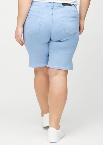 Light blue regular middle shorts seen from the back on a plus-size model, so the entire product can be seen.