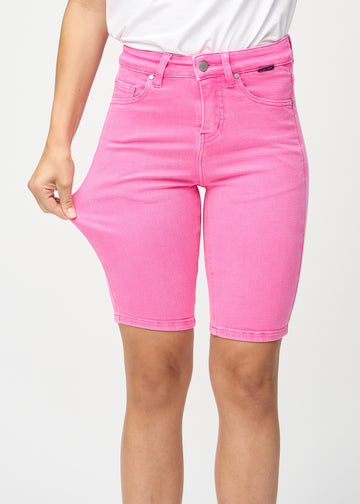 The model stretches the shorts at the thigh to show the stretch.