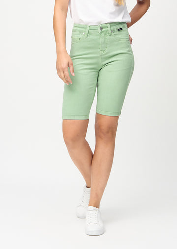 Light green skinny middle shorts, model name Mints, which fit tightly around the thigh and end just above the knee, seen from the front.