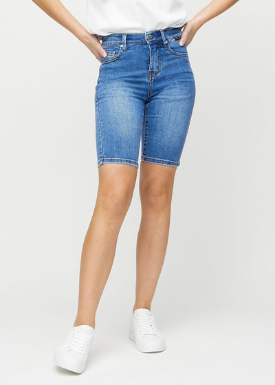 Denim skinny middle shorts, model name Rivers, which fit tightly around the thigh and end just above the knee, seen from the front.