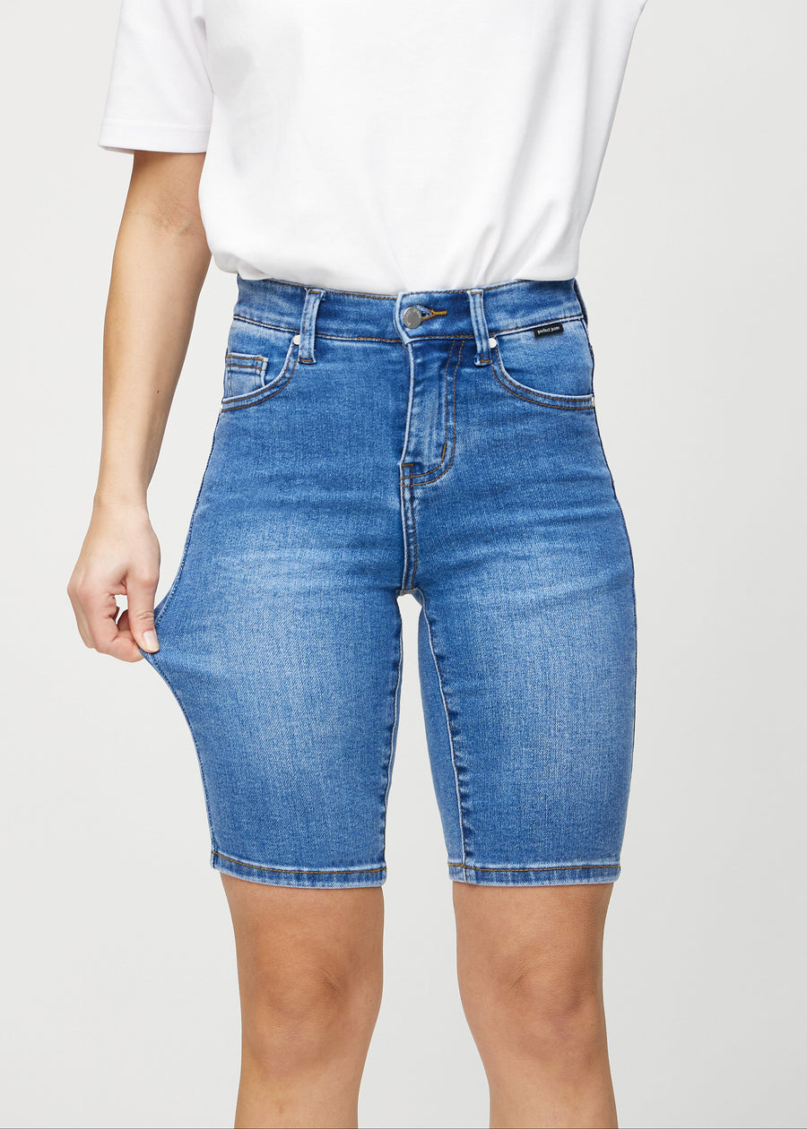 The model stretches the shorts at the thigh to show the stretch.