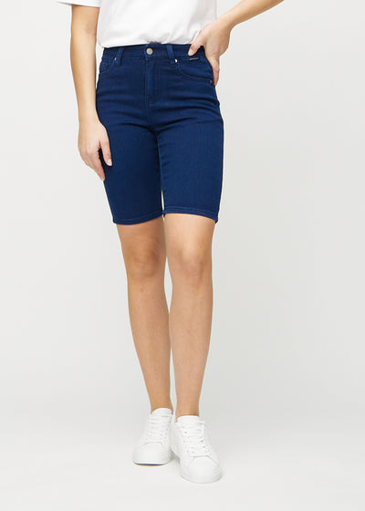 Dark blue skinny middle shorts, model name Royals, which fit tightly around the thigh and end just above the knee, seen from the front.