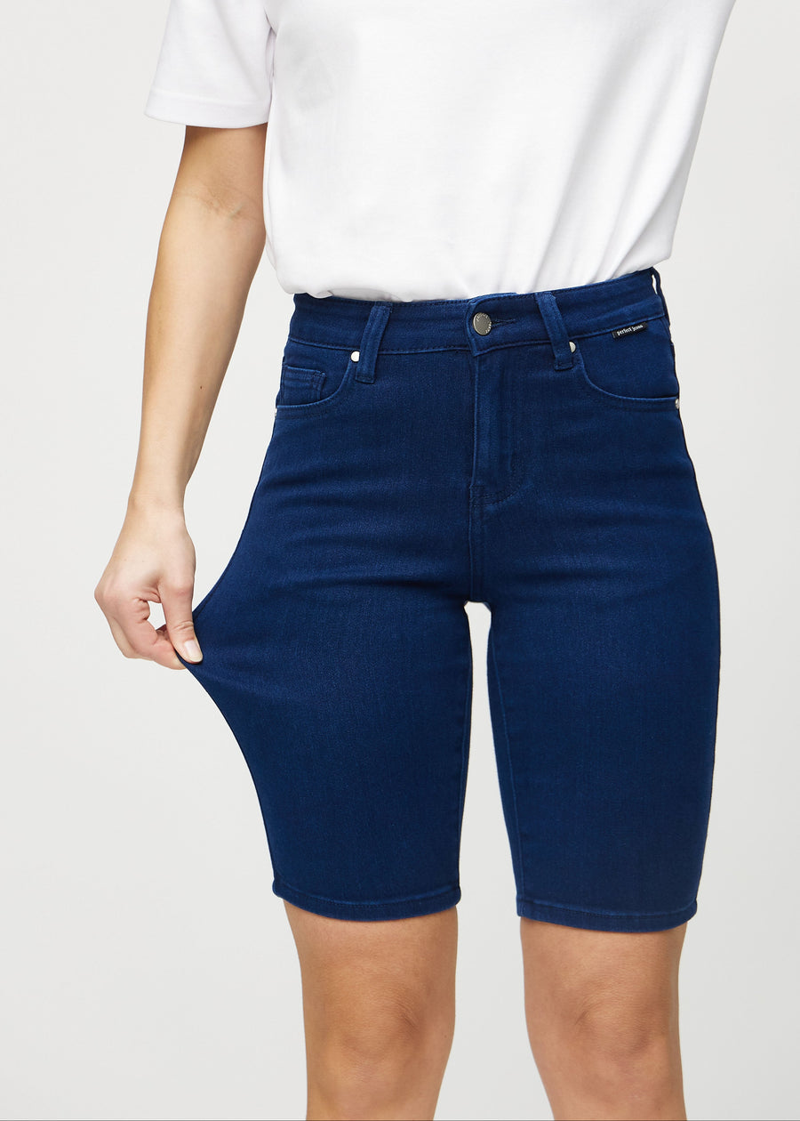 The model stretches the shorts at the thigh to show the stretch.