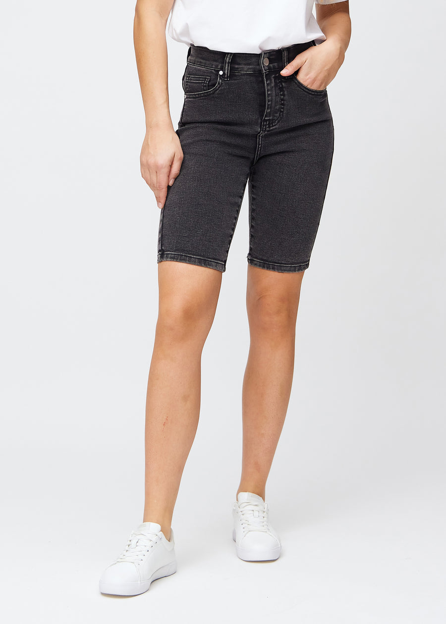 Dark grey denim skinny middle shorts, model name Shadows, which fit closely around the thigh and end just above the knee, seen from the front.